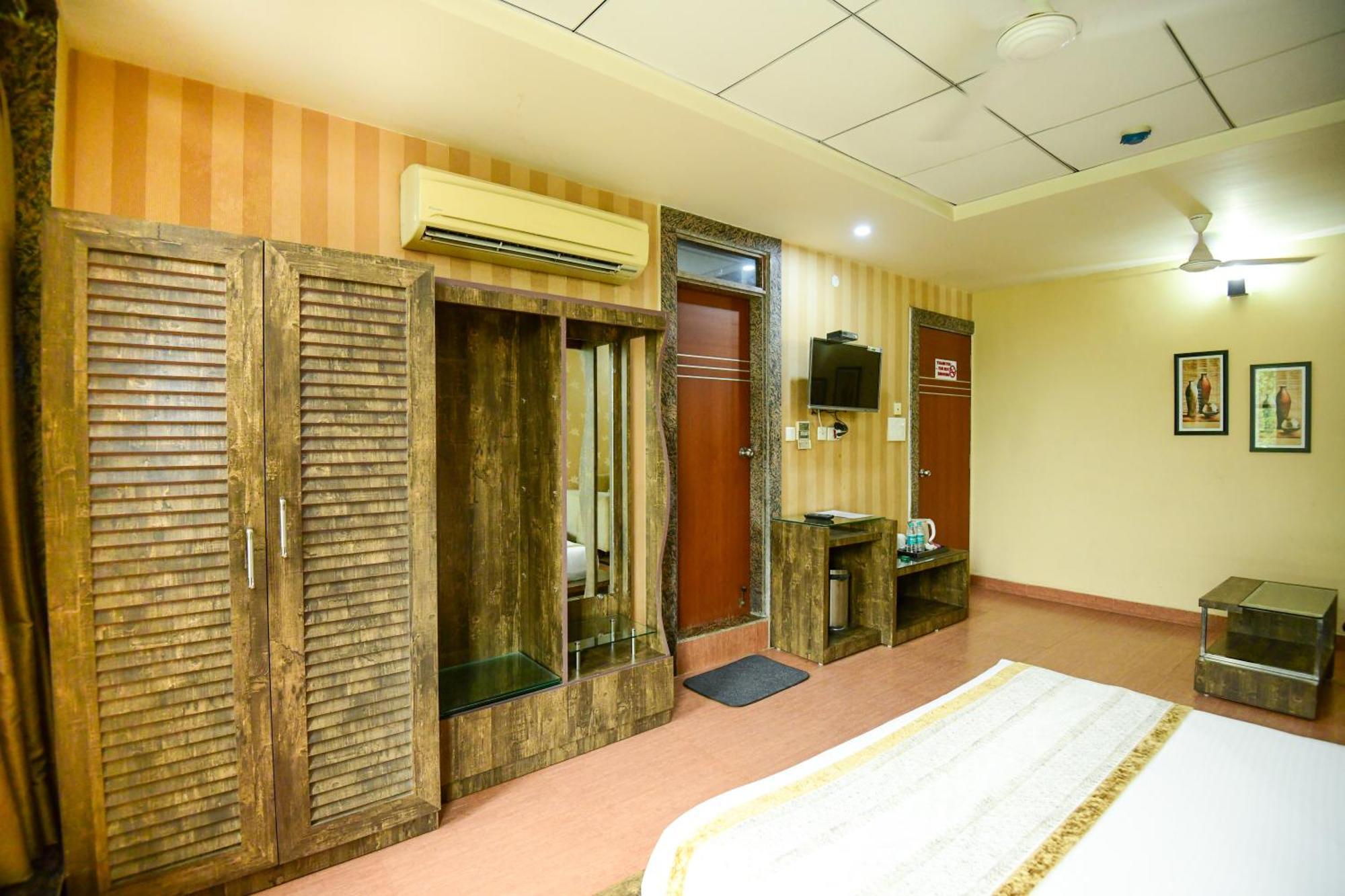 Hotel Lake View Grand Лакхнау Екстер'єр фото