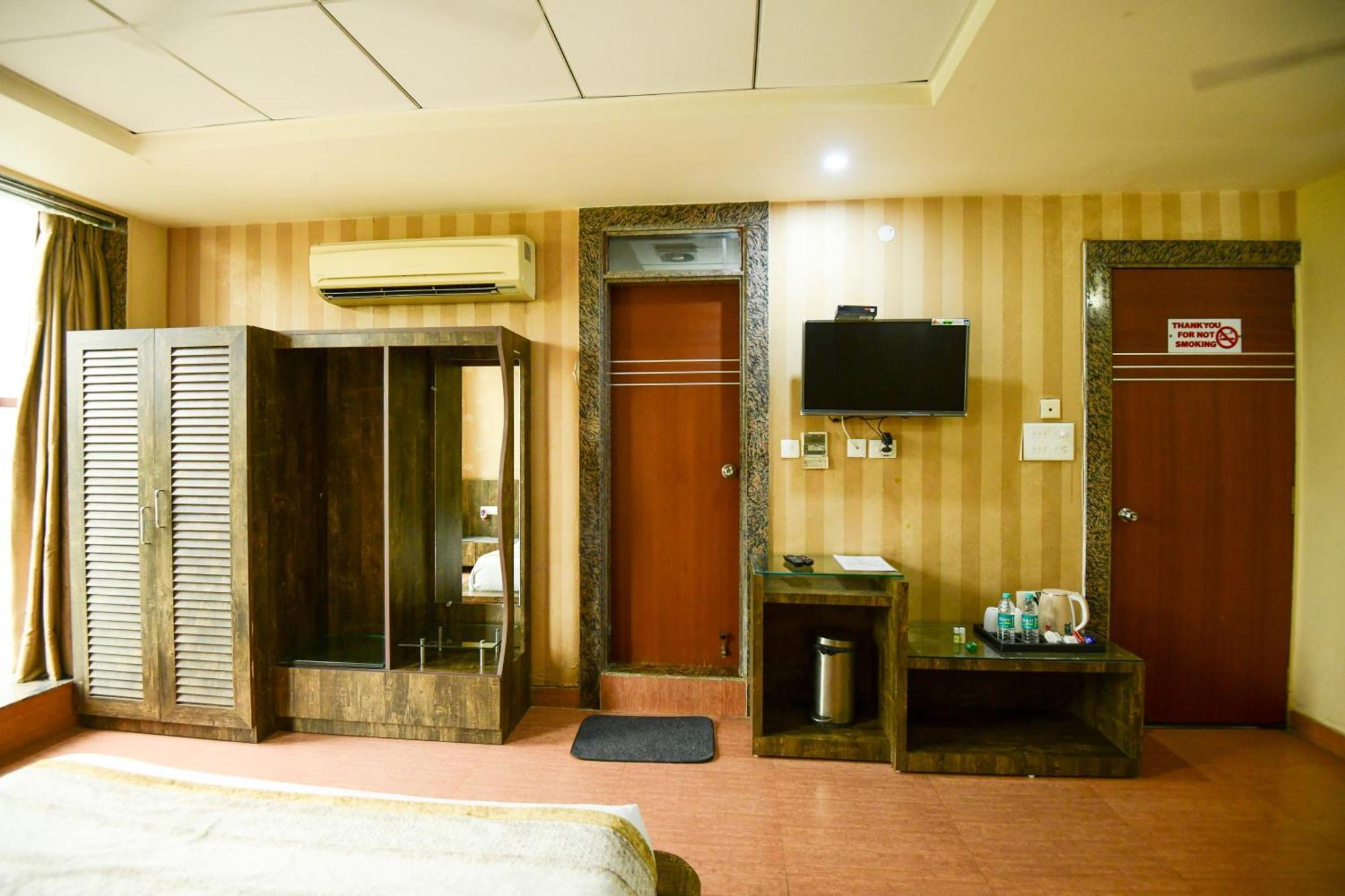Hotel Lake View Grand Лакхнау Екстер'єр фото
